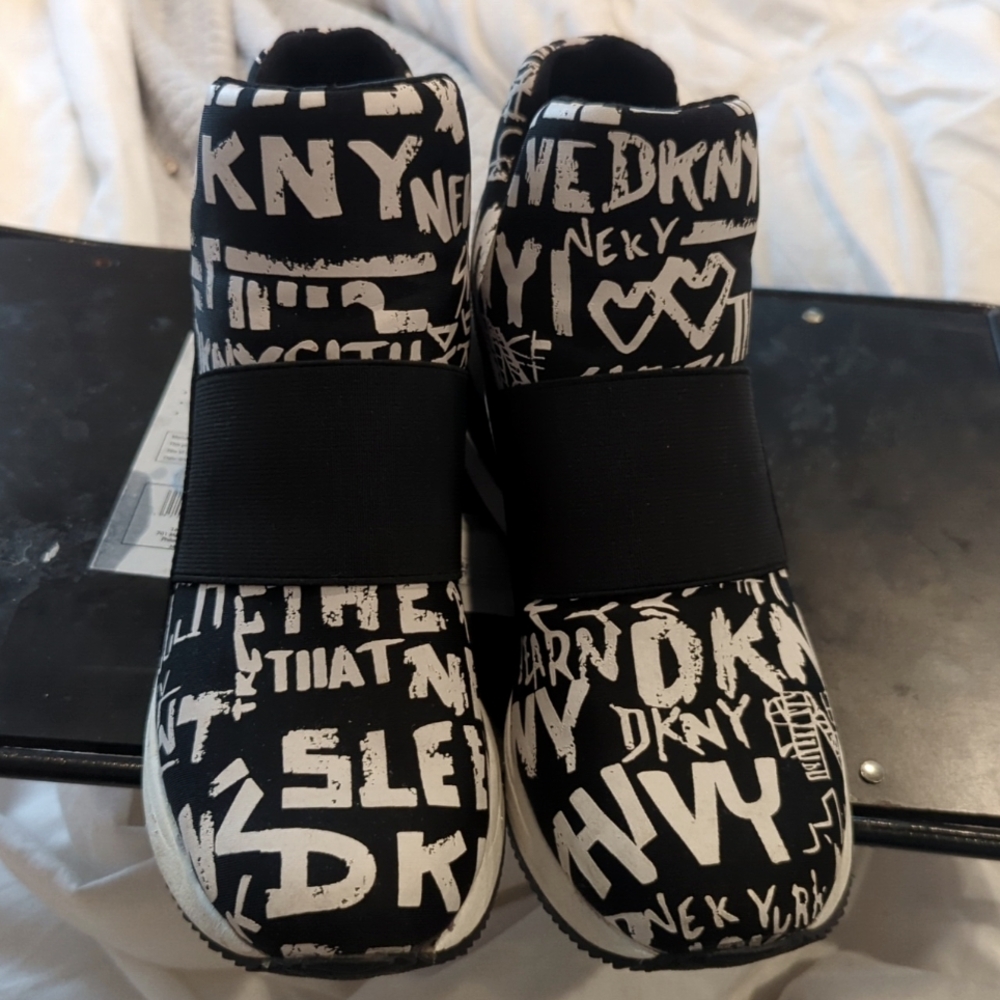 DKNY Borg size 7.5 black and white